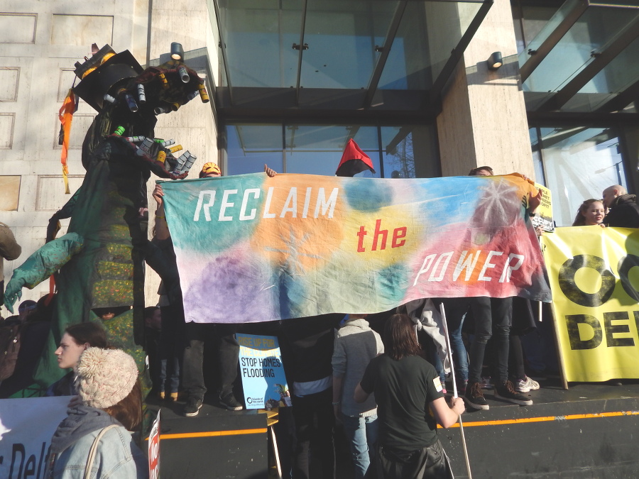 Fossil fuel dinosaur outside Shell HQ - Time to Act 2015